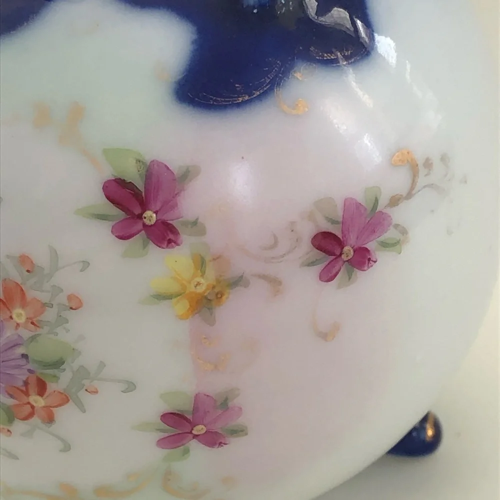 Vintage Round Bud Vase Pot 4" Porcelain Unmarked 3 legs Blue White Floral - Picture 12 of 16